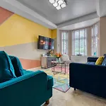 4 Bedroom, 6 Beds, 3 Bathrooms, Near Nec & Birmingham Airport, Business, Contractor And Family Friendly, Free Wi-Fi, Free Parking