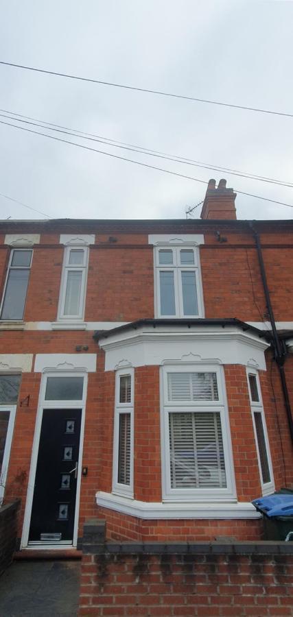 4 Bedroom, 6 Beds, 3 Bathrooms, Near Nec & Birmingham Airport, Business, Contractor And Family Friendly, Free Wi-fi, Free Parking * Coventry