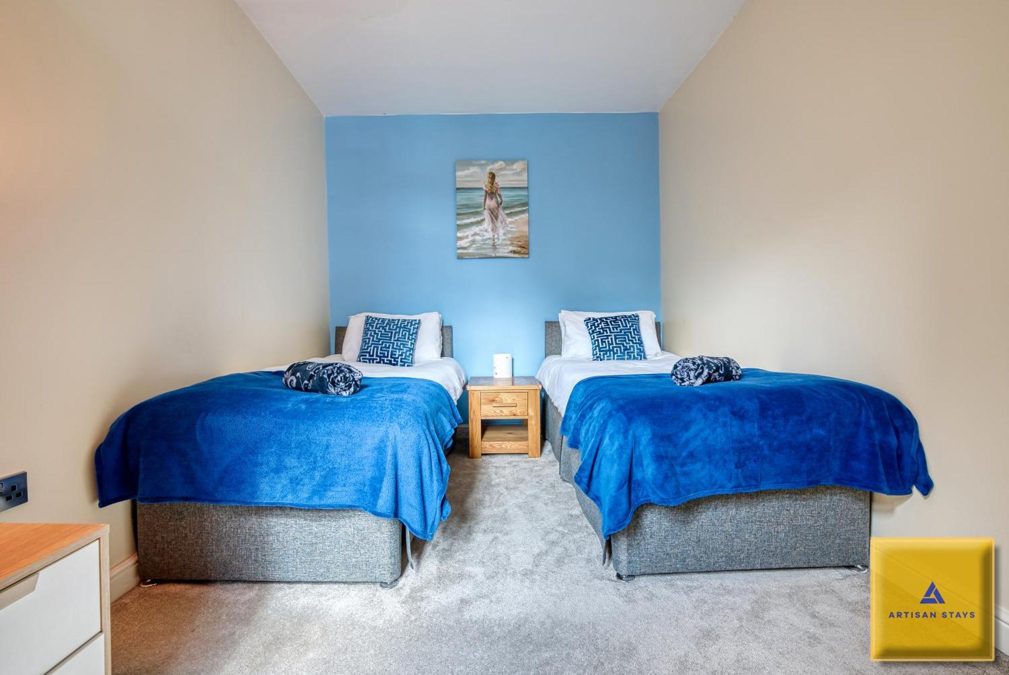 4 Bedroom, 6 Beds, 3 Bathrooms, Near Nec & Birmingham Airport, Business, Contractor And Family Friendly, Free Wi-fi, Free Parking