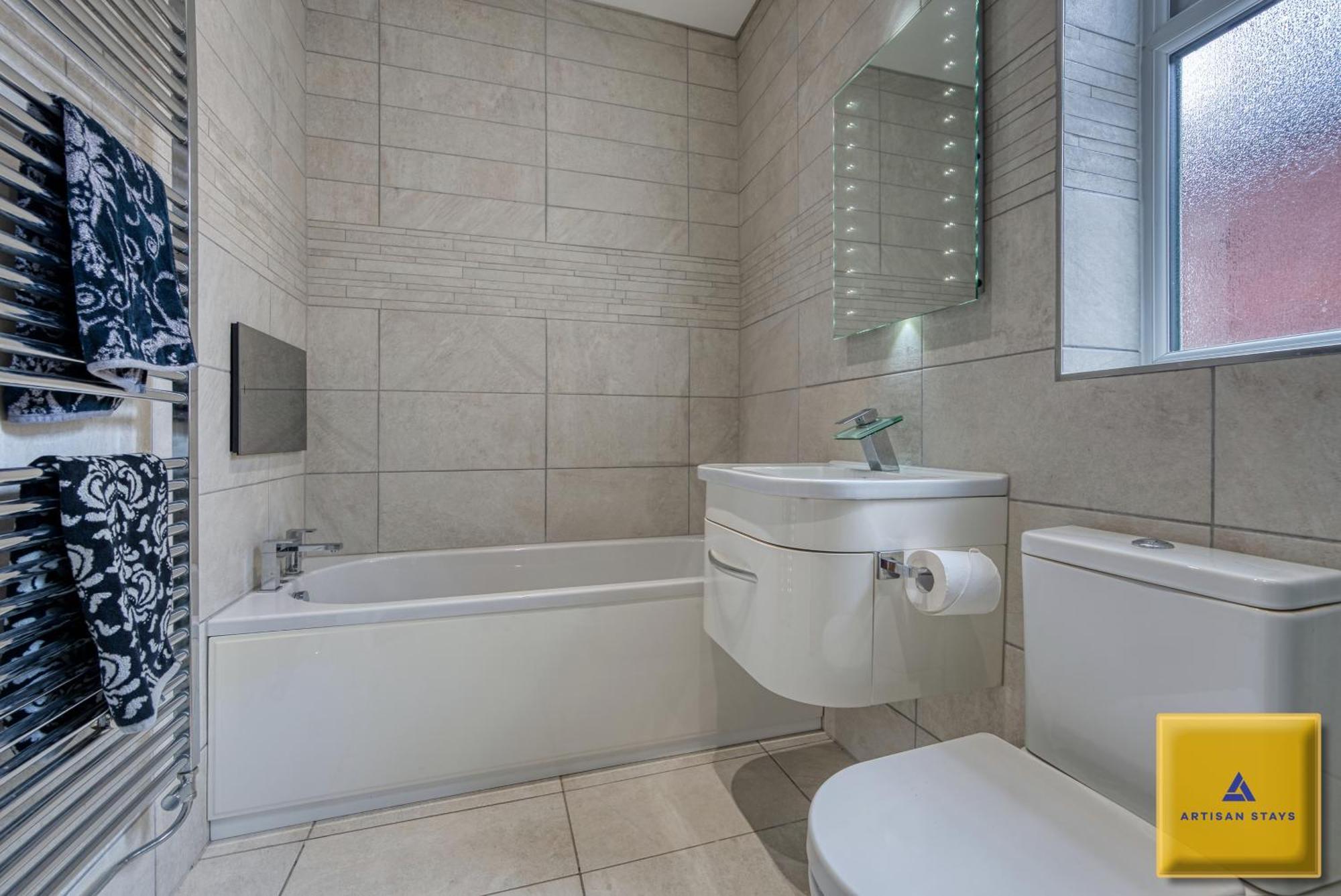 4 Bedroom, 6 Beds, 3 Bathrooms, Near Nec & Birmingham Airport, Business, Contractor And Family Friendly, Free Wi-fi, Free Parking Сasa de vacaciones