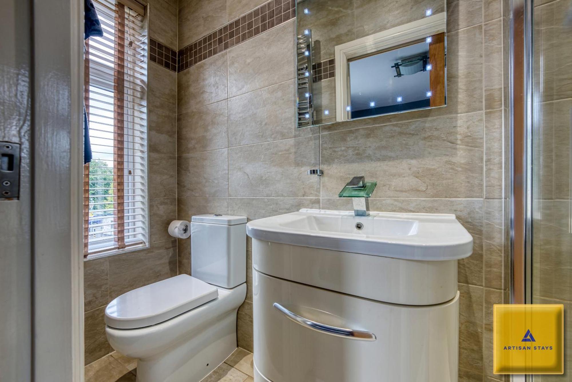 4 Bedroom, 6 Beds, 3 Bathrooms, Near Nec & Birmingham Airport, Business, Contractor And Family Friendly, Free Wi-fi, Free Parking Сasa de vacaciones *