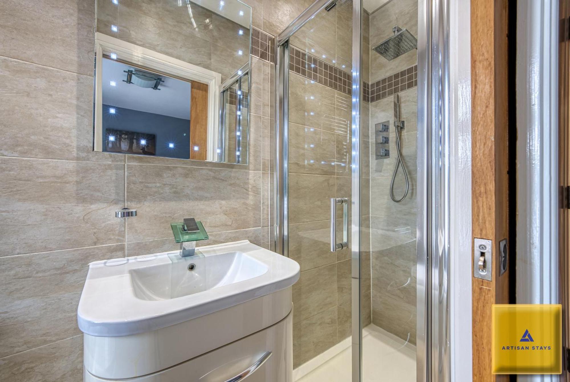 4 Bedroom, 6 Beds, 3 Bathrooms, Near Nec & Birmingham Airport, Business, Contractor And Family Friendly, Free Wi-fi, Free Parking Сasa de vacaciones