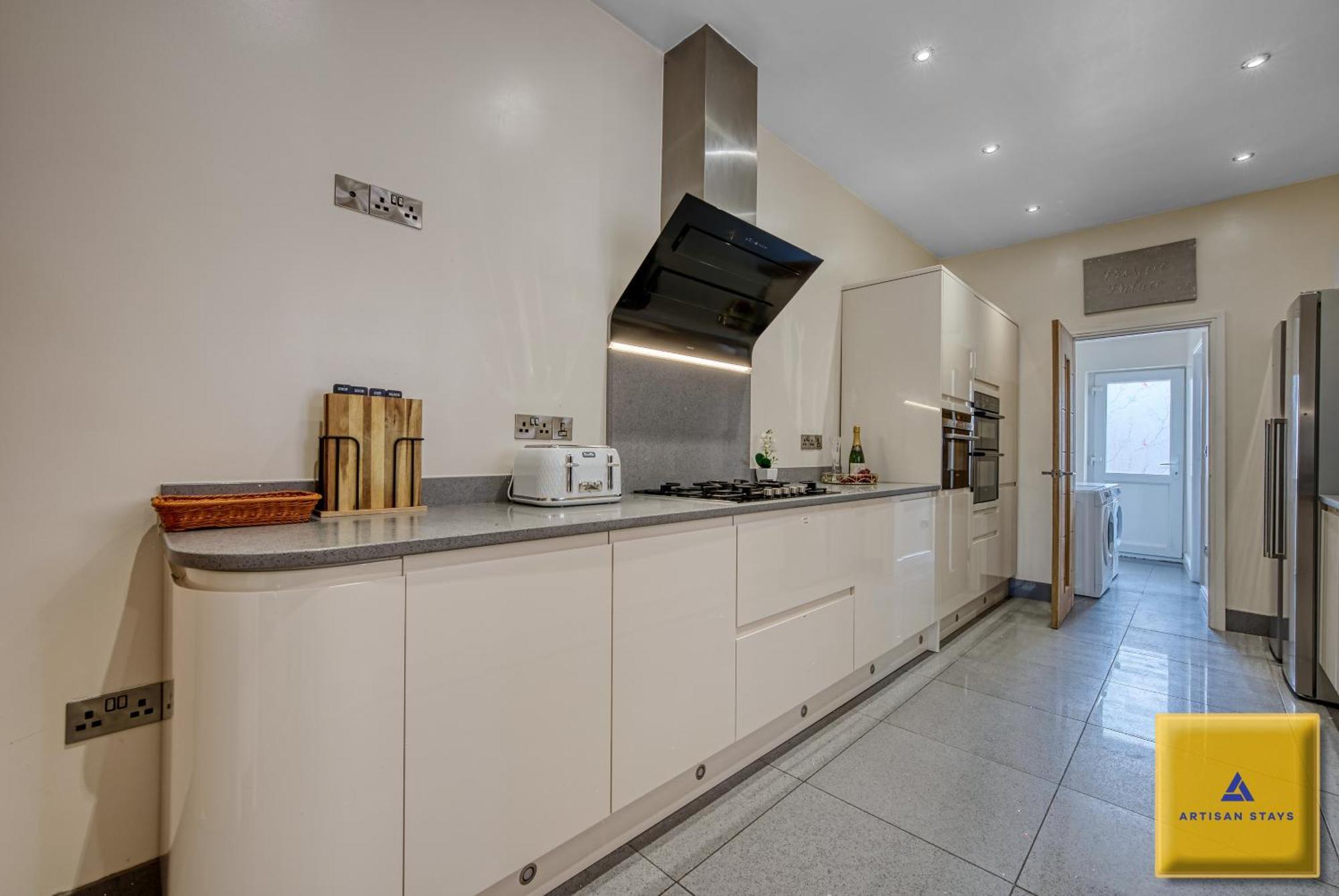 4 Bedroom, 6 Beds, 3 Bathrooms, Near Nec & Birmingham Airport, Business, Contractor And Family Friendly, Free Wi-fi, Free Parking Coventry