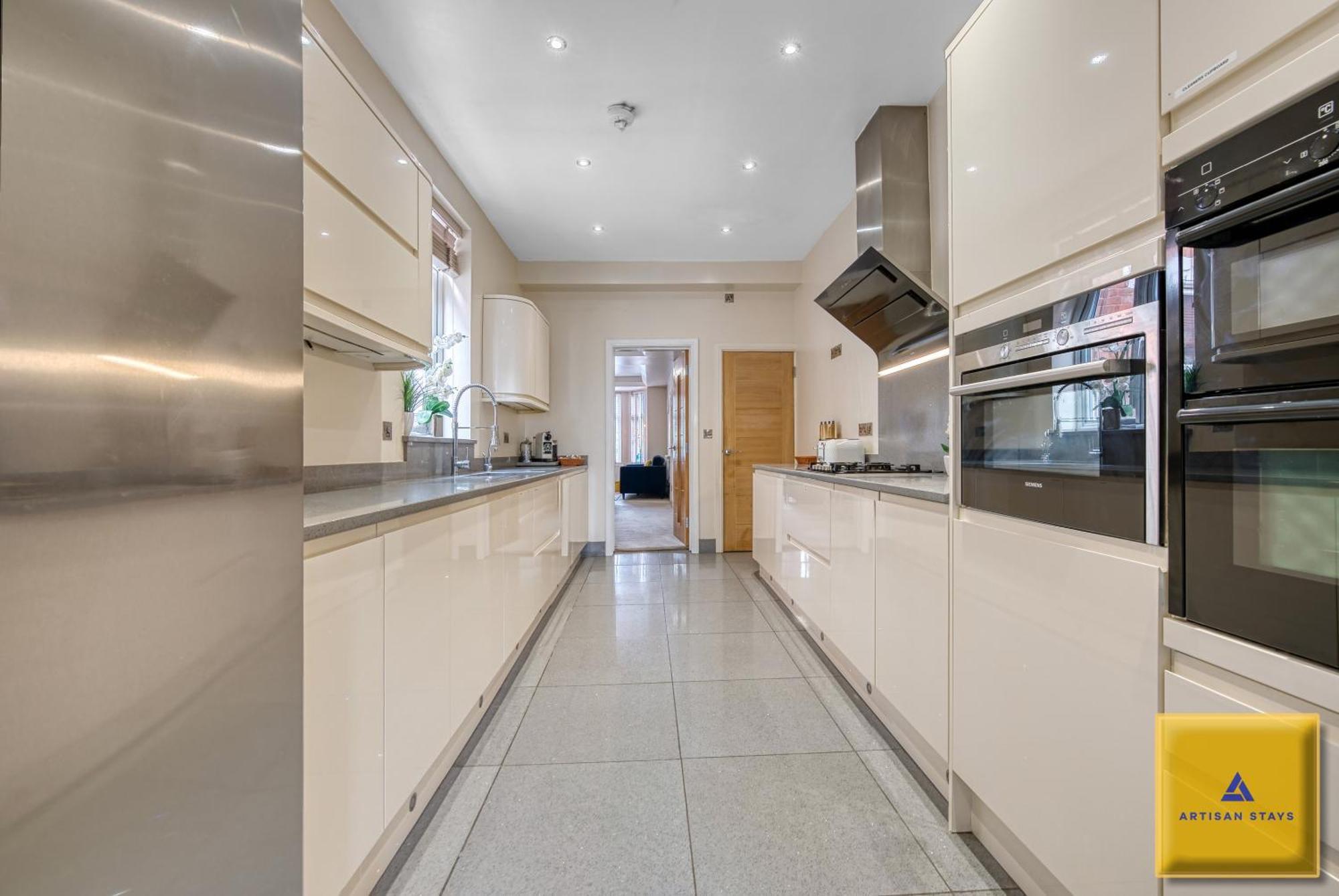 4 Bedroom, 6 Beds, 3 Bathrooms, Near Nec & Birmingham Airport, Business, Contractor And Family Friendly, Free Wi-fi, Free Parking *